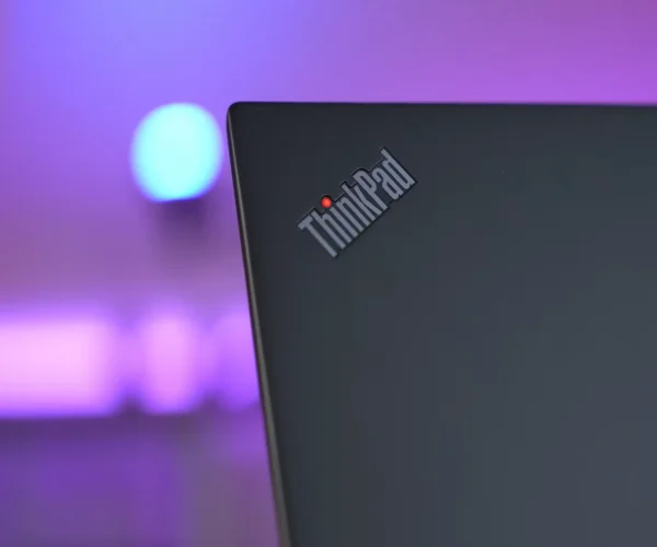 نمای لوگو ی لپ تاپ لنوو ThinkPad T14-B